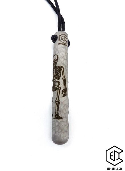 Handgeschmiedeter Kubotan HC-22-2 Unikat (Custom Made) von vorne auf weißem Hintergrund. Seriennummer SN sichtbar, Totenkopf-Gravur, schwarzer Paracord-Fangriemen, 3 Bohrungen. GPSR: Chargennummer/Hersteller SN für Rückverfolgbarkeit. Nur als Grifffestige